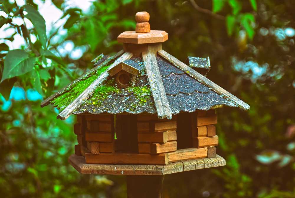 Vogelfutterhaus aus Holz für Vögel Vogelhaus Fichtenberg mit Schilfdach 
